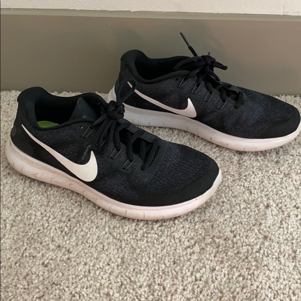 Black/grey Nike feee run